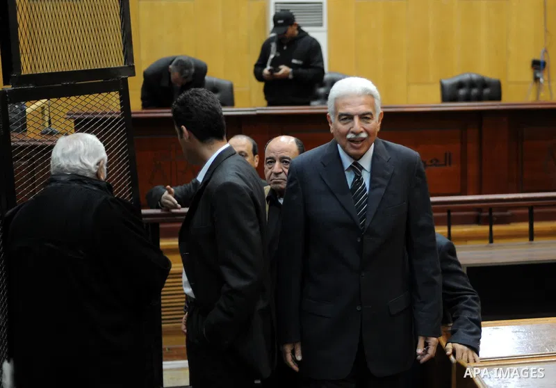 Former premier Ahmed Nazif (R) leaves courthouse after he was cleared in retrial on corruption charges, in Cairo, Egypt, 24 February 2015. Cairo Criminal Court acquitted former premier Ahmed Nazif and former interior min...