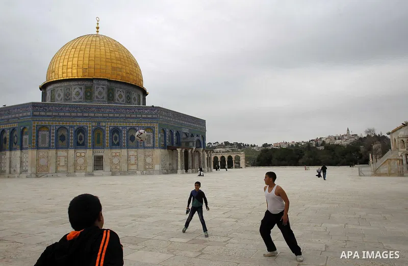 Palestinian children play football in front of the Dome of the Rock, in the al-Aqsa mosque compound, in Jerusalem's old city, February 24, 2015. Photo by Muammar Awad