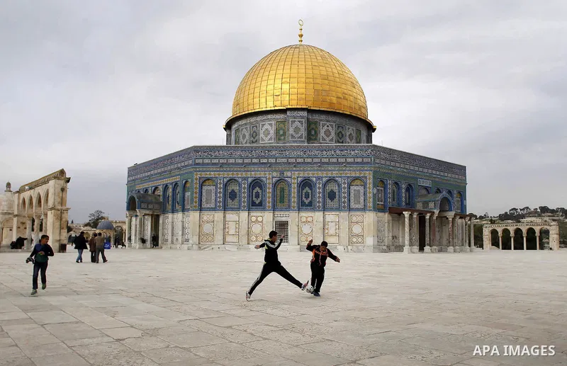 Palestinian children play football in front of the Dome of the Rock, in the al-Aqsa mosque compound, in Jerusalem's old city, February 24, 2015. Photo by Muammar Awad