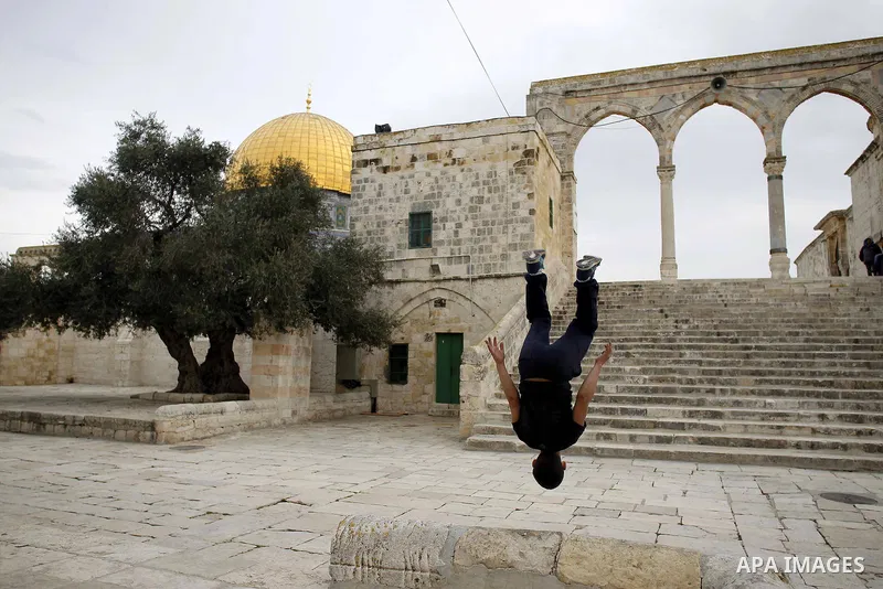 A Palestinian youth demonstrates his parkour skills at the al-Aqsa mosque compound, in Jerusalem's old city, February 24, 2015. Photo by Muammar Awad