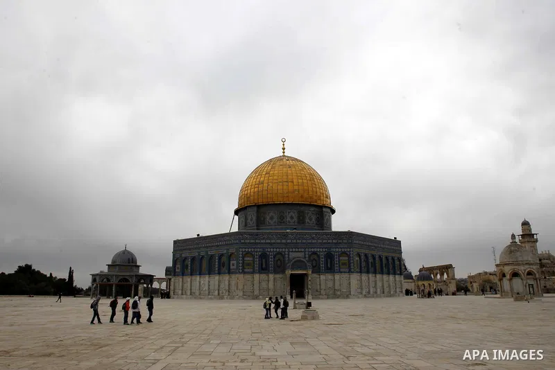 Palestinian children walk in front of the Dome of the Rock, in the al-Aqsa mosque compound, in Jerusalem's old city, February 24, 2015. Photo by Muammar Awad
