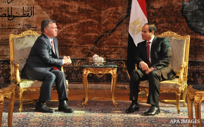 A handout picture released by the Egyptian Presidency shows Egyptian President Abdel Fattah al-Sisi (R) meeting with Jordan's King Abdullah II in Cairo for talks on the developments of the Islamic State (IS) group in the...