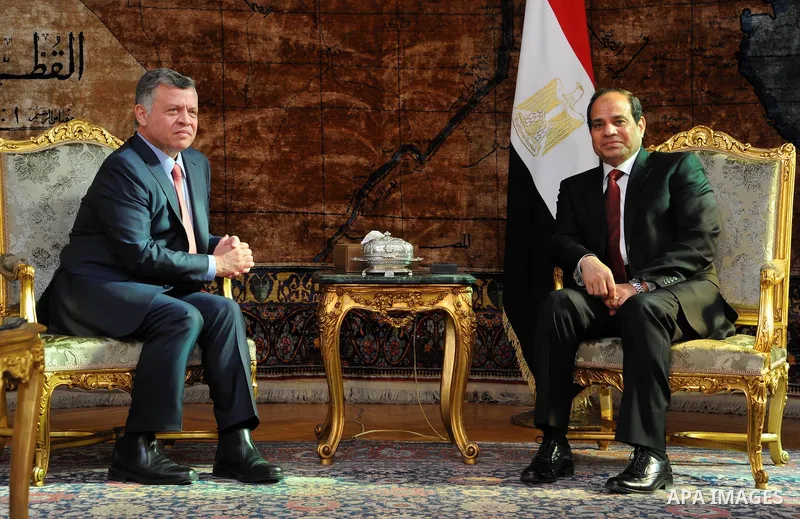A handout picture released by the Egyptian Presidency shows Egyptian President Abdel Fattah al-Sisi (R) meeting with Jordan's King Abdullah II in Cairo for talks on the developments of the Islamic State (IS) group in the...