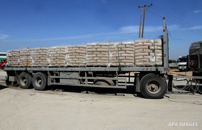 A truck loaded with cement enters the Gaza Strip from Israel through the Kerem Shalom crossing in Rafah in southern Gaza Strip, in Rafah in the southern Gaza Strip on February 28, 2015. Photo by Abed Rahim Khatib