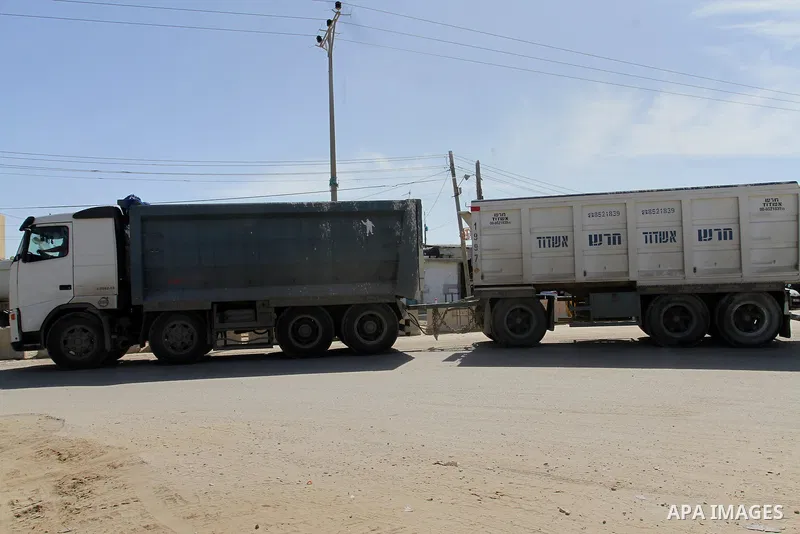 A truck loaded with gas enters the Gaza Strip from Israel through the Kerem Shalom crossing in Rafah in southern Gaza Strip, in Rafah in the southern Gaza Strip on February 28, 2015. Photo by Abed Rahim Khatib