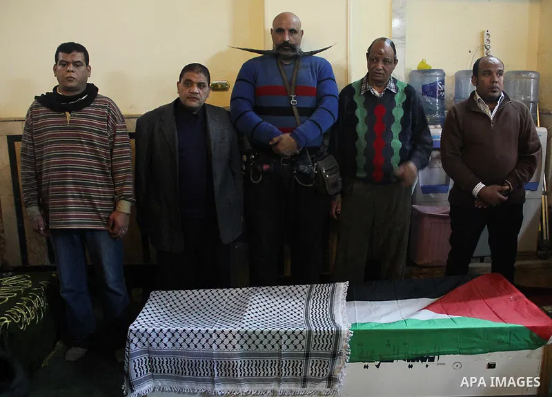 Egyptian artists gather around the body of Palestinian artist Ghassan Matar, 76, during his funeral, in cairo, Egypt on February 28, 2015. Photo by Amr Sayed