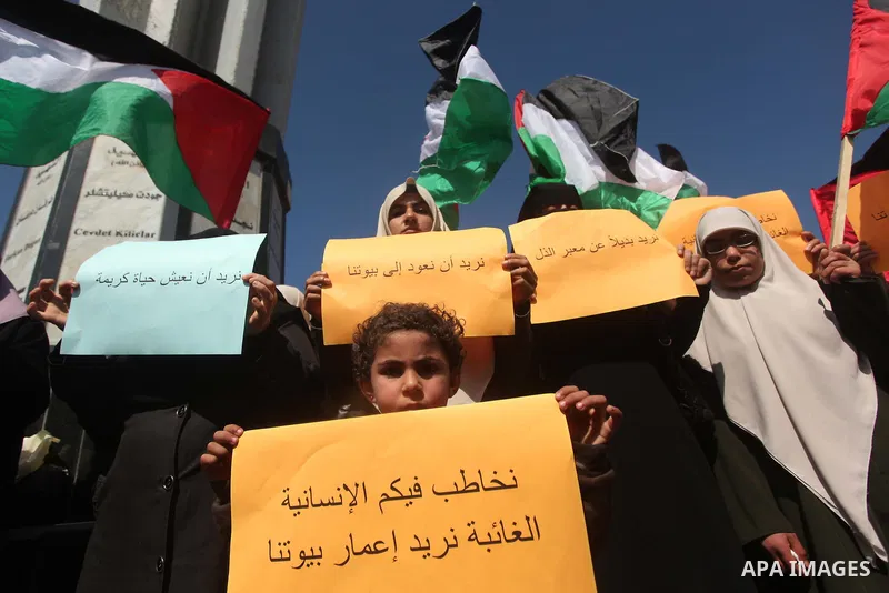 Palestinian women take part in a protest demanding for the opening of a waterway, reconstruction of houses, and to break the siege at the Gaza seaport on March 05, 2015. Photo by Ashraf Amra