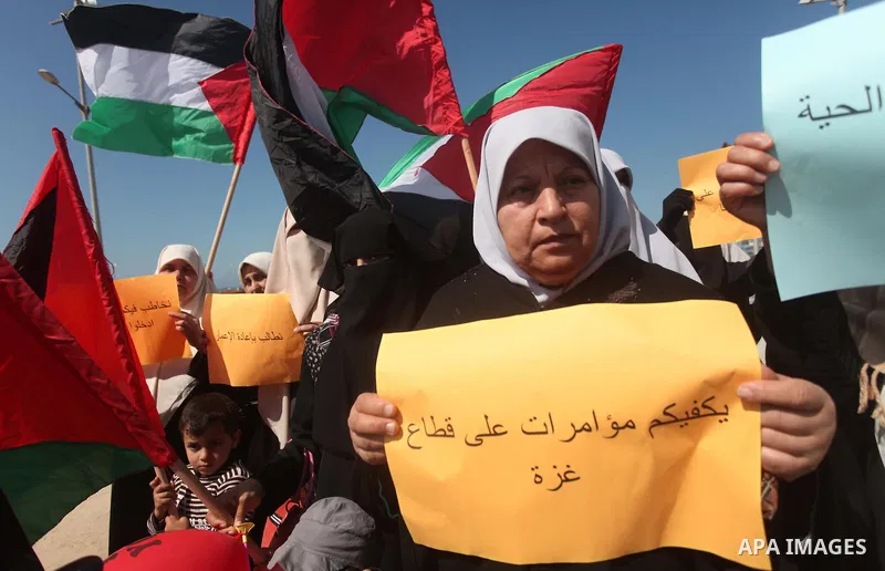 Palestinian women take part in a protest demanding for the opening of a waterway, reconstruction of houses, and to break the siege at the Gaza seaport on March 05, 2015. Photo by Ashraf Amra