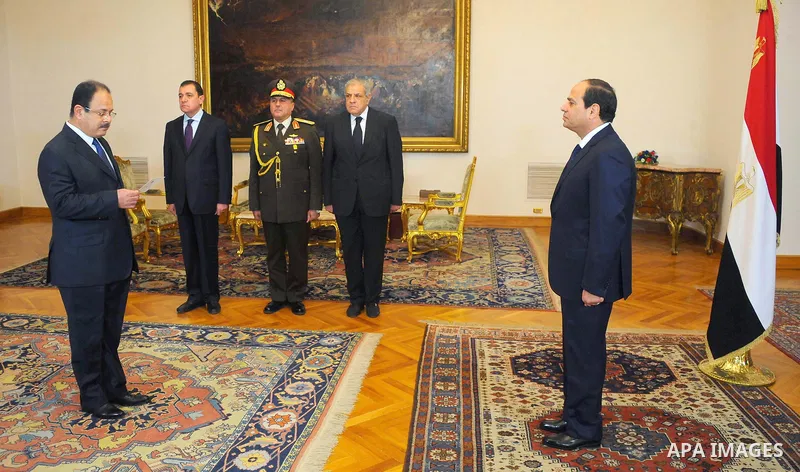 A handout picture made available on March 5, 2015 by the Egyptian presidency shows the newly-appointed Interior Minister Magdy Mohamed Abdel Hamid Abdel Ghaffar (L) standing at attention as he is sworn in by Egyptian Pre...