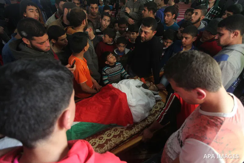 Relatives mourn over the body of Palestinian fisherman Tawfiq Abu Reala during his funeral at Shatti refugee camp in Gaza City March 7, 2015. The Israeli navy opened fire on boats off the coast of the Gaza Strip on Satur...