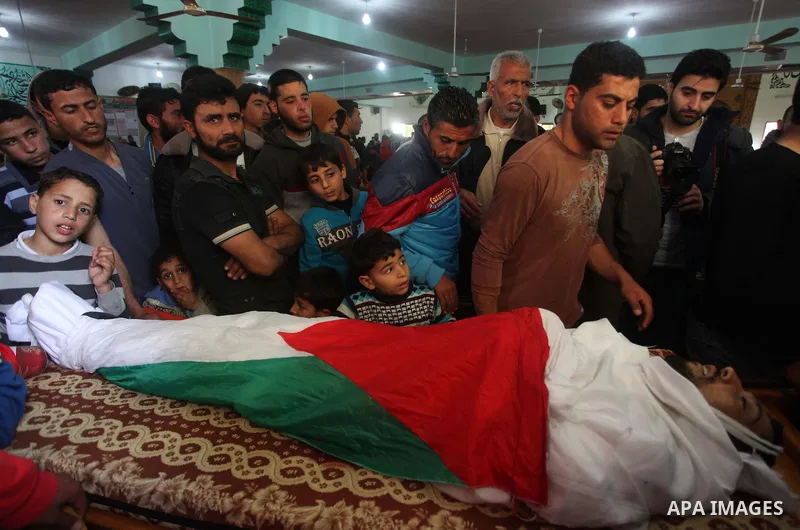 Relatives mourn over the body of Palestinian fisherman Tawfiq Abu Reala during his funeral at Shatti refugee camp in Gaza City March 7, 2015. The Israeli navy opened fire on boats off the coast of the Gaza Strip on Satur...
