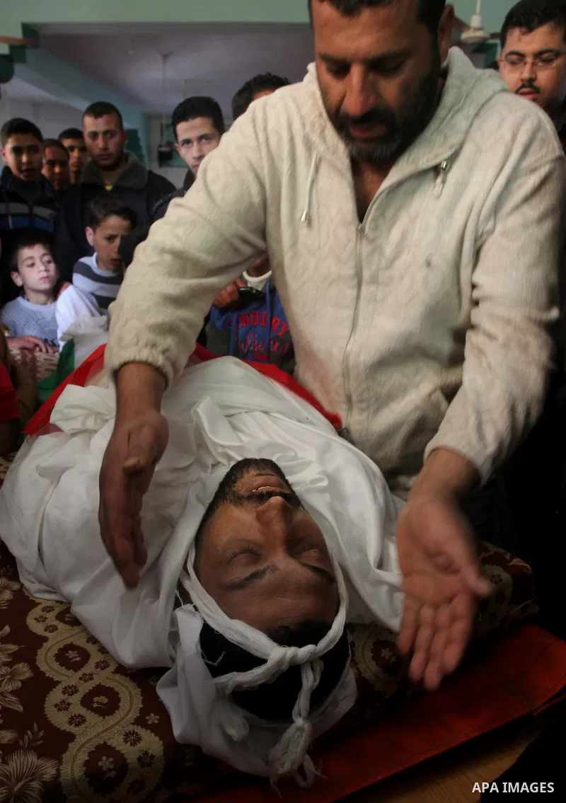 Relatives mourn over the body of Palestinian fisherman Tawfiq Abu Reala during his funeral at Shatti refugee camp in Gaza City March 7, 2015. The Israeli navy opened fire on boats off the coast of the Gaza Strip on Satur...