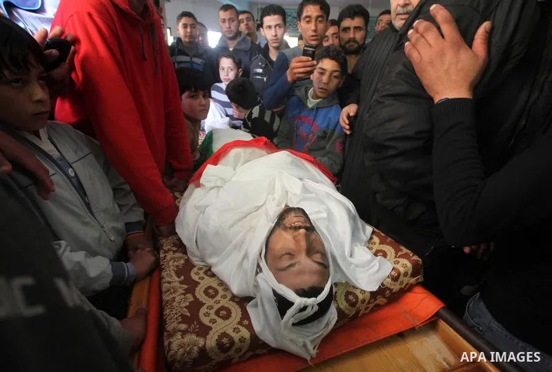 Relatives mourn over the body of Palestinian fisherman Tawfiq Abu Reala during his funeral at Shatti refugee camp in Gaza City March 7, 2015. The Israeli navy opened fire on boats off the coast of the Gaza Strip on Satur...