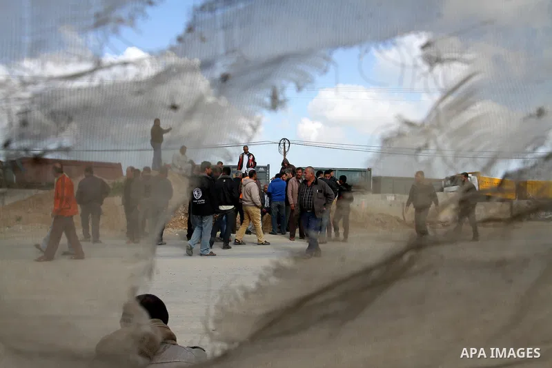 Palestinian truck drivers take part in a protest demanding their rights outside Rafah crossing in southern Gaza Strip, on March 15, 2015. Photo by Abed Rahim Khatib