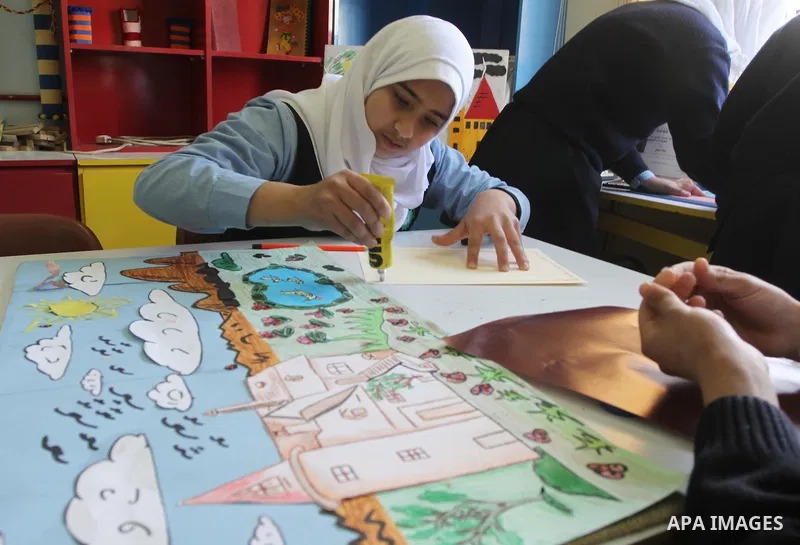 Palestinian deaf children draw paintings in class as part of the rehabilitation of deaf children after the recent Israeli war on Gaza Strip, in Gaza city on March 16, 2014. Photo by Mohammed Asad