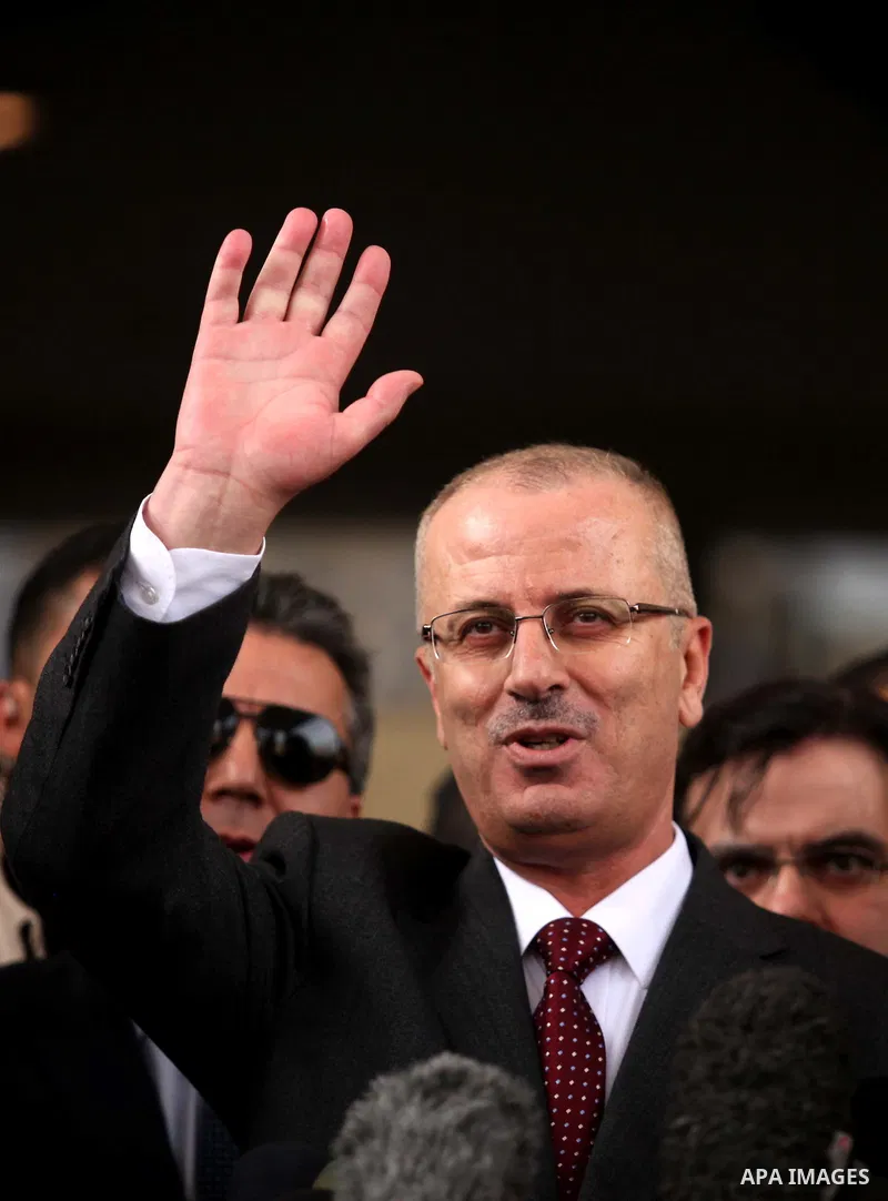 Palestinian Prime Minister Rami Hamdallah waves during a press conference in Gaza City March 25, 2015. Hamdallah, who arrived to Gaza on Wednesday, urged donor countries to fulfill their financial obligations for the rec...