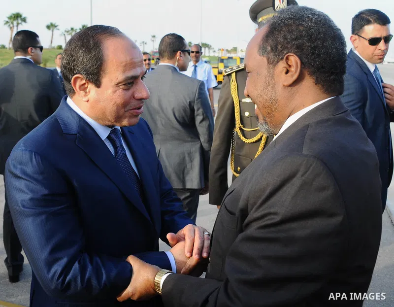 A handout picture made available by the Egyptian presidency shows Egyptian President Abdel Fattah al-Sisi (R) meeting with Somali President Hassan Sheikh Mohamud upon the latter's arrival in Red Sea resort of Sharm El-Sh...