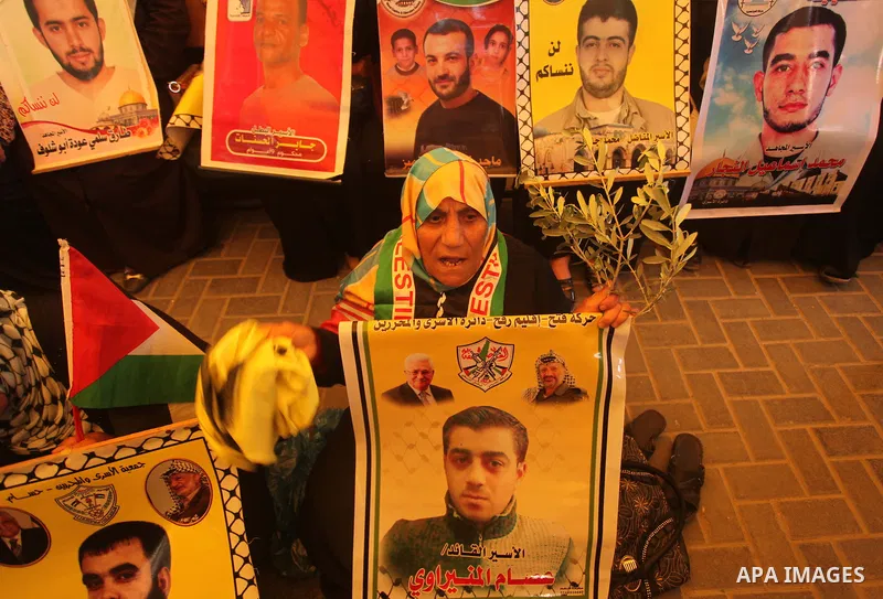 Palestinians take part a protest demanding the release of their relatives prisoners held in Israeli jails, in front of Red cross office, in Gaza city, on March 30, 2015. Photo by Ashraf Amra