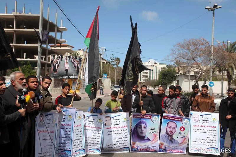 Palestinians take part a protest to show solidarity prisoners held in Israeli jails, in Gaza city, on April 1, 2015. Photo by Ashraf Amra