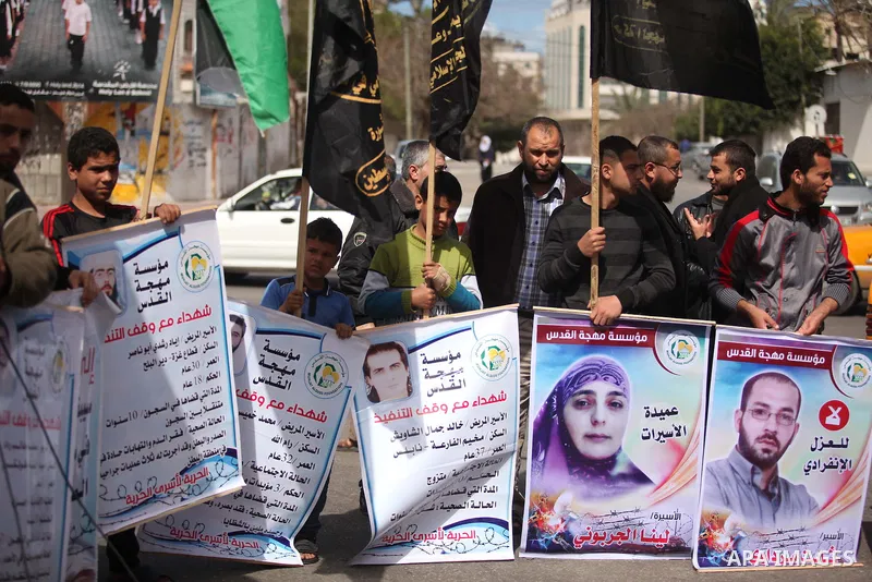 Palestinians take part a protest to show solidarity prisoners held in Israeli jails, in Gaza city, on April 1, 2015. Photo by Ashraf Amra