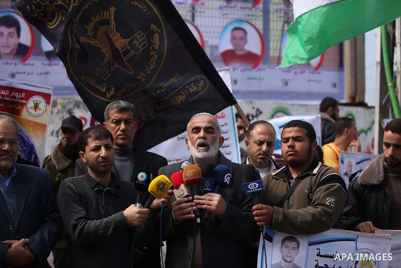 Palestinians take part a protest to show solidarity prisoners held in Israeli jails, in Gaza city, on April 1, 2015. Photo by Ashraf Amra