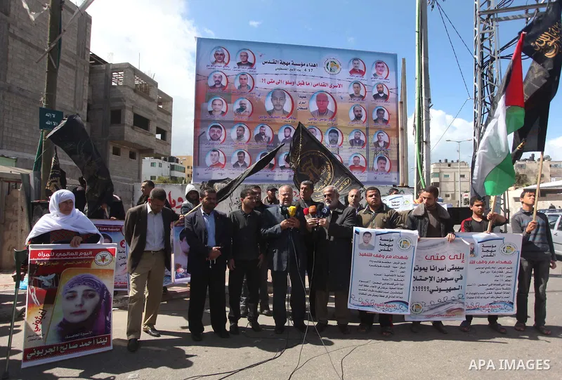 Palestinians take part a protest to show solidarity prisoners held in Israeli jails, in Gaza city, on April 1, 2015. Photo by Ashraf Amra
