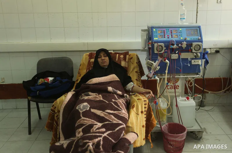 A Palestinian patient gets her kidneys washed at the dialysis department in the Al-Shifa hospital in Gaza City on April 1, 2015. Photo by Ashraf Amra