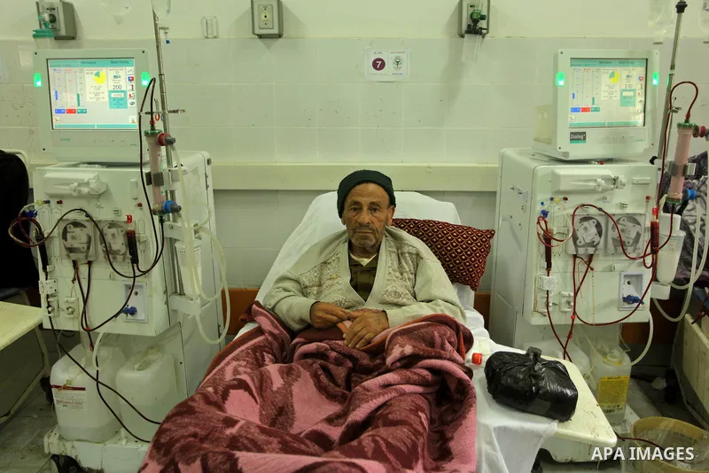 A Palestinian patient gets his kidneys washed at the dialysis department in the Al-Shifa hospital in Gaza City on April 1, 2015. Photo by Ashraf Amra