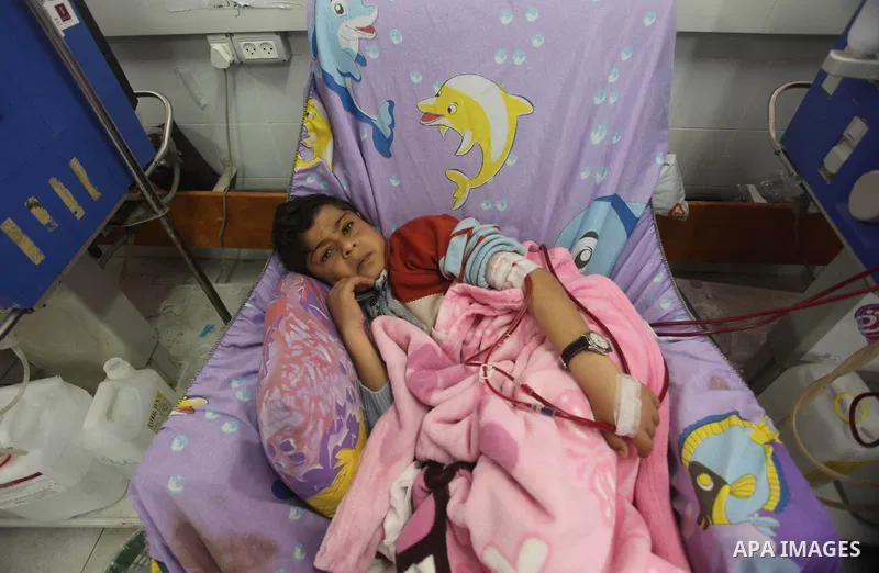 A Palestinian patient gets his kidneys washed at the dialysis department in the Al-Shifa hospital in Gaza City on April 1, 2015. Photo by Ashraf Amra