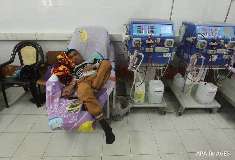 A Palestinian patient gets his kidneys washed at the dialysis department in the Al-Shifa hospital in Gaza City on April 1, 2015. Photo by Ashraf Amra