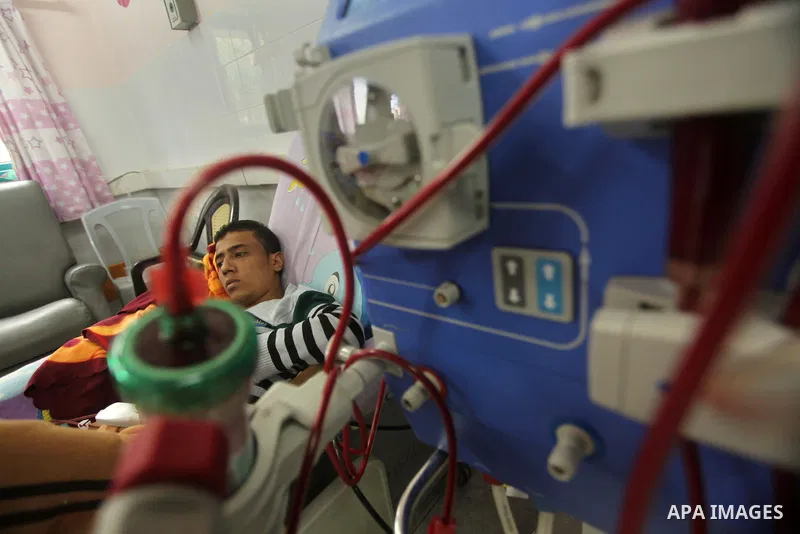 A Palestinian patient gets his kidneys washed at the dialysis department in the Al-Shifa hospital in Gaza City on April 1, 2015. Photo by Ashraf Amra