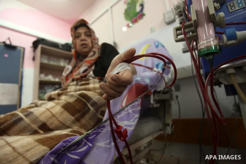 A Palestinian patient gets her kidneys washed at the dialysis department in the Al-Shifa hospital in Gaza City on April 1, 2015. Photo by Ashraf Amra