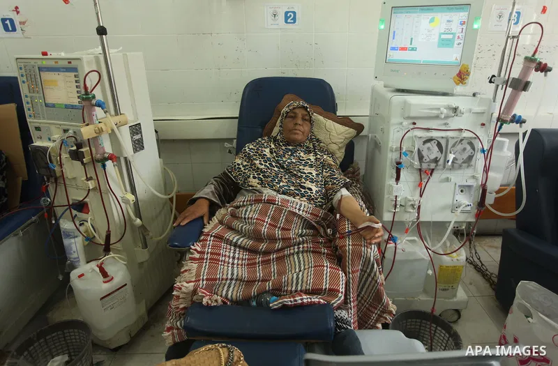 A Palestinian patient gets her kidneys washed at the dialysis department in the Al-Shifa hospital in Gaza City on April 1, 2015. Photo by Ashraf Amra