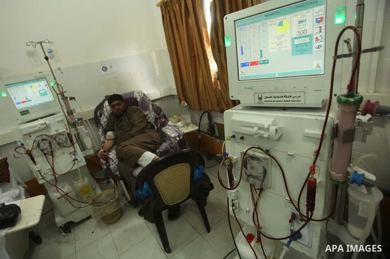 A Palestinian patient gets his kidneys washed at the dialysis department in the Al-Shifa hospital in Gaza City on April 1, 2015. Photo by Ashraf Amra