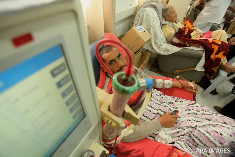 A Palestinian patient gets his kidneys washed at the dialysis department in the Al-Shifa hospital in Gaza City on April 1, 2015. Photo by Ashraf Amra