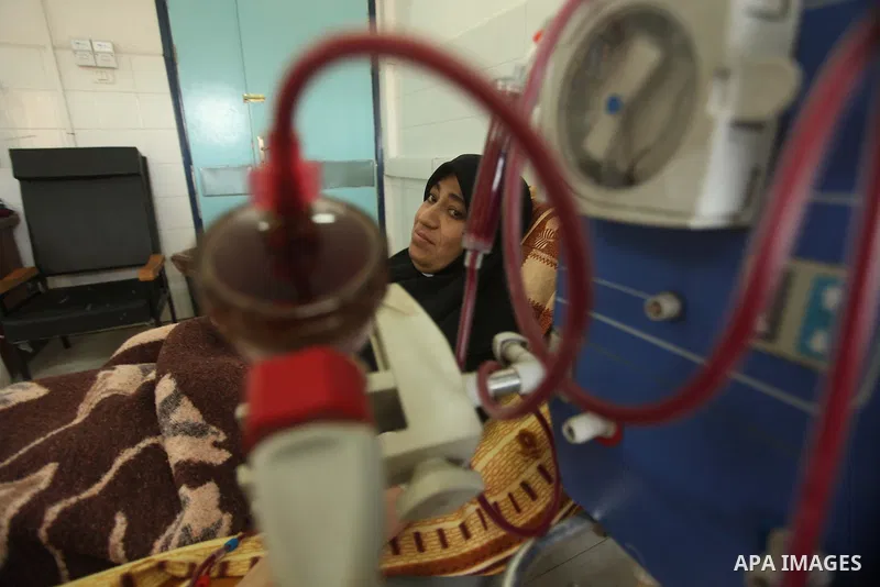 A Palestinian patient gets her kidneys washed at the dialysis department in the Al-Shifa hospital in Gaza City on April 1, 2015. Photo by Ashraf Amra