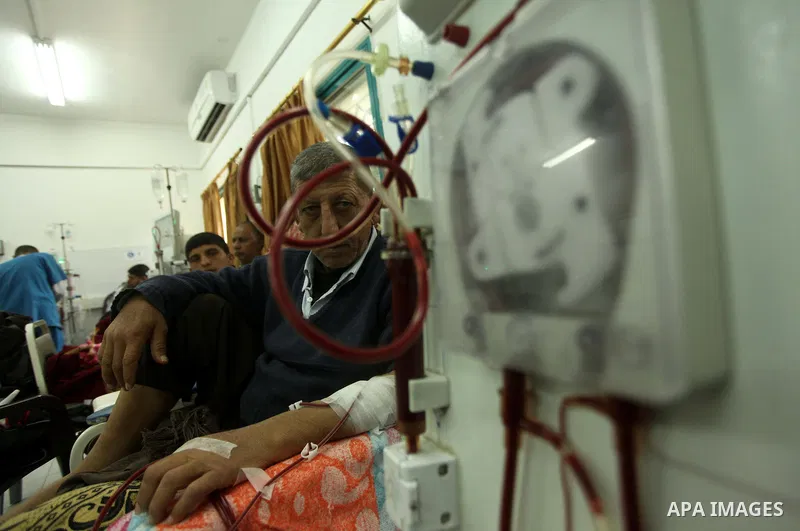 A Palestinian patient gets his kidneys washed at the dialysis department in the Al-Shifa hospital in Gaza City on April 1, 2015. Photo by Ashraf Amra