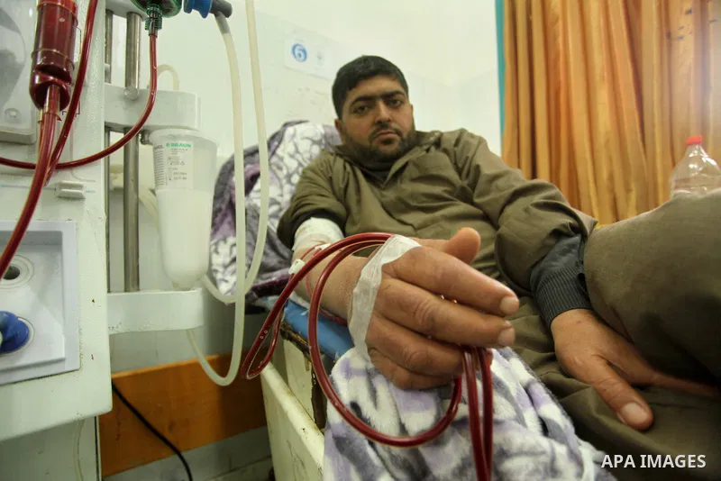 A Palestinian patient gets his kidneys washed at the dialysis department in the Al-Shifa hospital in Gaza City on April 1, 2015. Photo by Ashraf Amra
