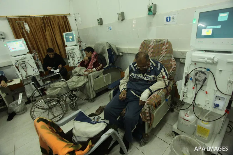 Palestinian patients get their kidneys washed at the dialysis department in the Al-Shifa hospital in Gaza City on April 1, 2015. Photo by Ashraf Amra