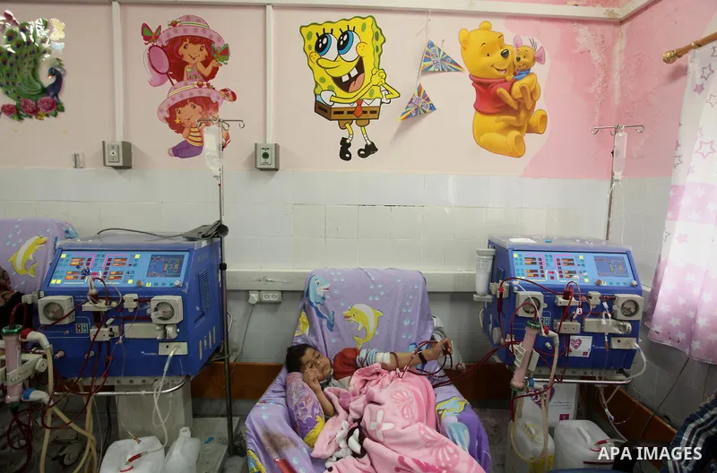 A Palestinian patient gets his kidneys washed at the dialysis department in the Al-Shifa hospital in Gaza City on April 1, 2015. Photo by Ashraf Amra