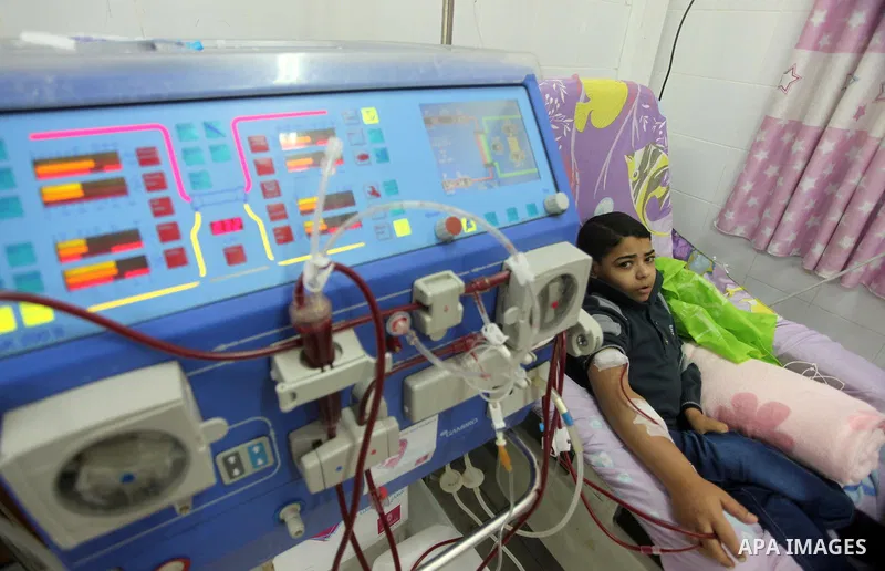 A Palestinian patient gets his kidneys washed at the dialysis department in the Al-Shifa hospital in Gaza City on April 1, 2015. Photo by Ashraf Amra
