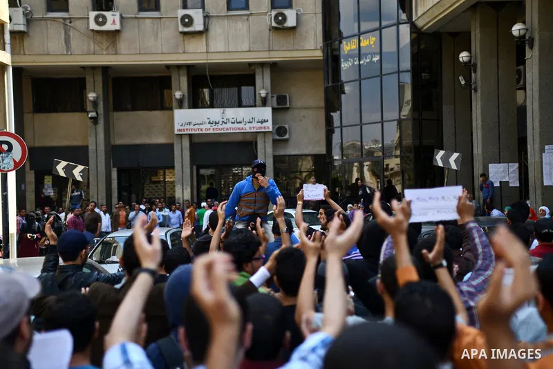 Egyptian students who support Muslim Brotherhood and ousted president Mohammed morsi hold banners and shout slogans during a protest in solidarity with Syrian people, at Cairo University on April 1, 2015. International d...