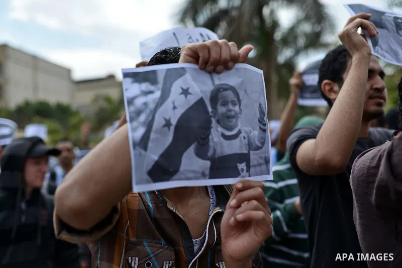 Egyptian students who support Muslim Brotherhood and ousted president Mohammed morsi hold banners and shout slogans during a protest in solidarity with Syrian people, at Cairo University on April 1, 2015. International d...