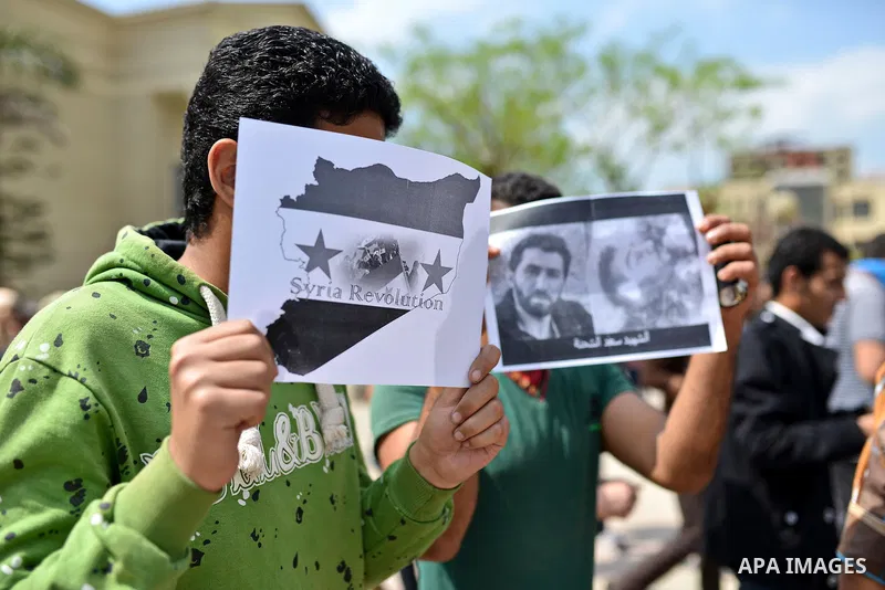 Egyptian students who support Muslim Brotherhood and ousted president Mohammed morsi hold banners and shout slogans during a protest in solidarity with Syrian people, at Cairo University on April 1, 2015. International d...