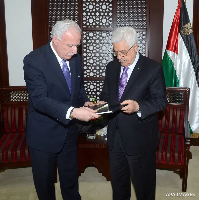 Palestinian President, Mahmoud Abbas (Abu Mazen) accepts the document of Palestine's accession to the International Criminal Court, the West Bank city of Ramallah April 2, 2015. Photo by Osama Falah