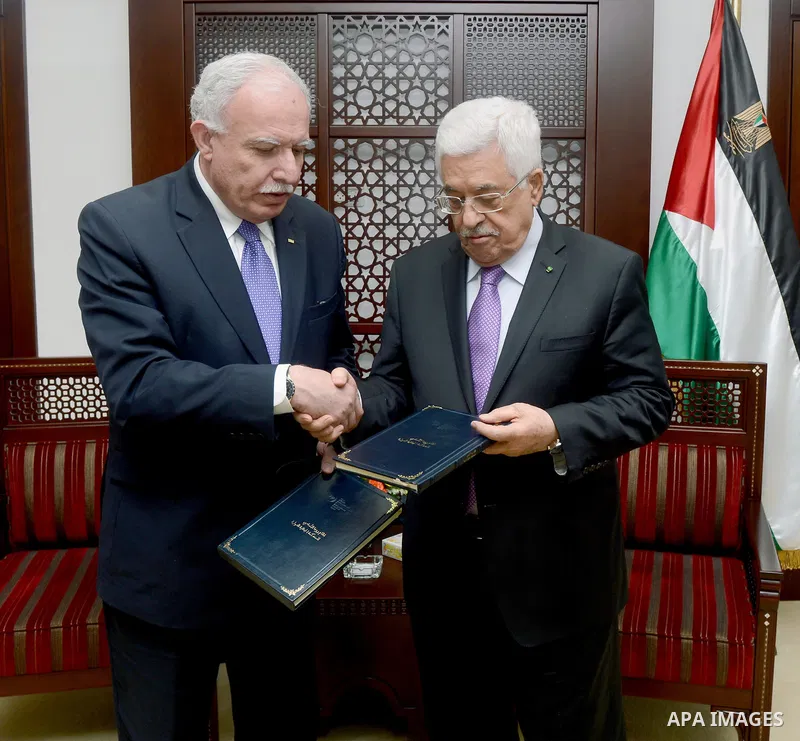 Palestinian President, Mahmoud Abbas (Abu Mazen) accepts the document of Palestine's accession to the International Criminal Court, the West Bank city of Ramallah April 2, 2015. Photo by Osama Falah