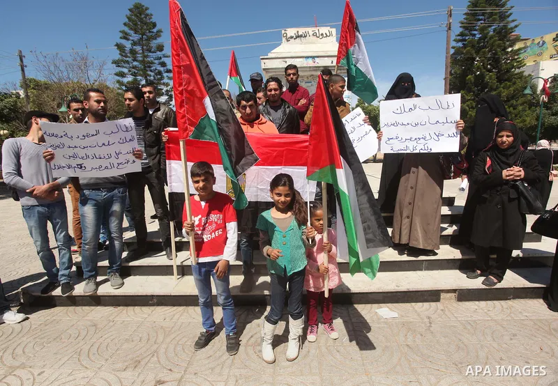 Palestinians hold banners during a protest demanding the Egyptian authorities for the opening of the Rafah crossing in Gaza city, on April 2, 2015. Photo by Ashraf Amra