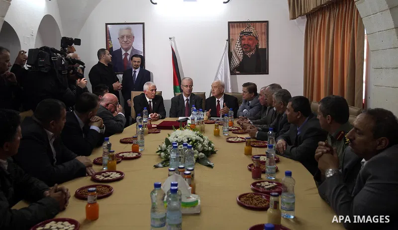 A picture released by the Palestinian Prime Minister office shows Palestinian Prime Minister Rami Hamdallah meeting with members of reconstruction committee, in the West Bank city of Hebron, April 2, 2015. PMO