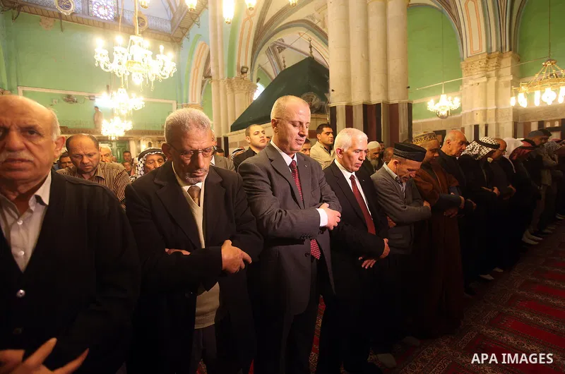A picture released by the Palestinian Prime Minister office shows Palestinian Prime Minister Rami Hamdallah praying at the Ibrahimi mosque, in the old city of the West Bank city of Hebron, April 2, 2015. PMO