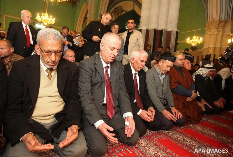 A picture released by the Palestinian Prime Minister office shows Palestinian Prime Minister Rami Hamdallah praying at the Ibrahimi mosque, in the old city of the West Bank city of Hebron, April 2, 2015. PMO